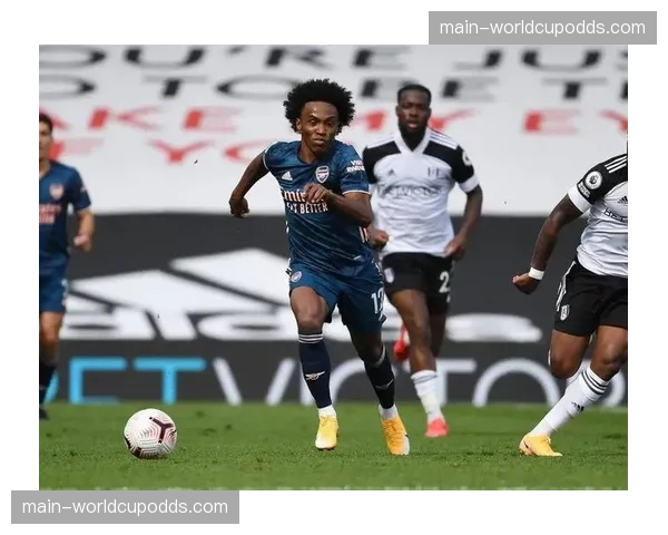 特写：富勒姆老将威廉在比赛最后时刻仍坚持冲刺下底，赢得主场球迷起立致敬